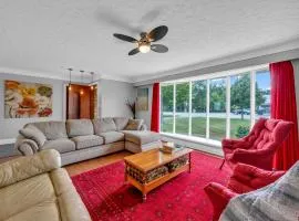 Park Bungalow #4 - Seacliff Beach Suites