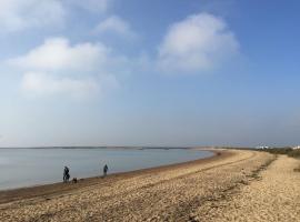 A Seafood and Walking Enthusiasts Quiet Escape.，位于西默西的酒店