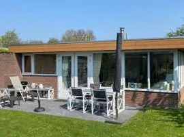 Vakantiebungalow in Riviera Maison stijl nabij zee en strand, bos en duin