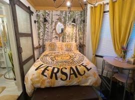 Luxurious Bedroom with Private Entrance & En-suite Bathroom，位于福尔里弗的酒店