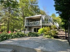 Waterfront Cottage in Muskoka，位于Severn的住宿