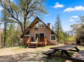 Peaceful North Fork Cabin w/ Fireplace & Wi-Fi!，位于North Fork的酒店