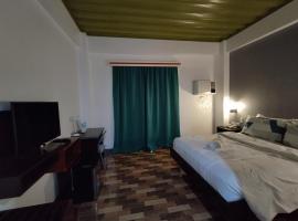 RedDoorz @ LQJ Hotel Old Buswang Kalibo，位于卡利博的酒店