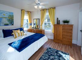 Vintage downtown flat near Holy Hill, Golf &Ski，位于Hartford的酒店