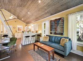Peaceful Bungalow with Fenced Yard near Shops and Cafes，位于奥斯汀的酒店