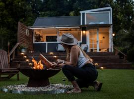 Central Coast Deck and Spa Luxury Tiny House with firepit，位于Matcham的木屋