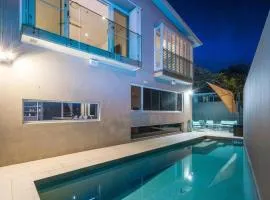 Large Spacious 4BR4B Surfers Villa with Pool 1
