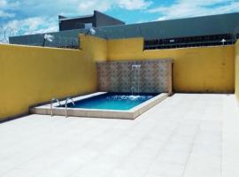 casa na praia com piscina em itanhaem，位于伊塔尼亚恩的酒店