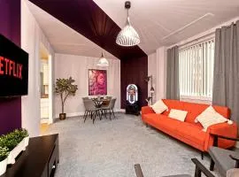 PRIME City Centre Location, THE JUKE BOX SUITE, Secure Gated FREE Parking Space, Unique STYLISH Apartment, Two Bathrooms