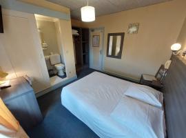 Logis Hotels - Le Saint Clément - Hotel Restaurant，位于Saint-Médard-de-Guizières的酒店
