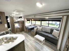 Pet friendly RV Rental near Guadalupe River，位于新布朗费尔斯的露营地