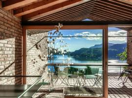 Casa Brick by Quokka 360 - Luxury Design with Lake View，位于莫尔科泰的度假屋