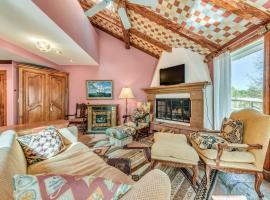 Cloudcroft Home with Fireplace Near Downtown!，位于克劳德克罗夫特的酒店