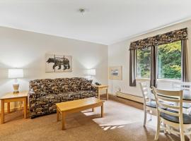 Deluxe one bedroom suite located on first floor with outdoor heated pool 11517，位于基灵顿的酒店
