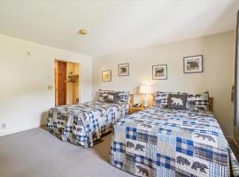 Cedarbrook Two Double bed Hotel Room with outdoor heated pool 216，位于基灵顿的酒店