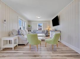 200ft to beach! North Myrtle Beach first level duplex home, pet friendly!，位于默特尔比奇的酒店