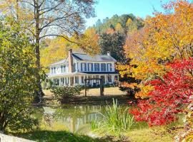 Historic Seaton Springs Farm B&B & Wedding venue - James Tipton Upstairs Queen room - ask about event rental w chapel，位于赛维尔维尔的酒店