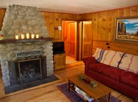 Ahwahnee-be Vintage Cabin - Walk to town!，位于爱德怀的酒店