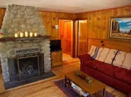 Ahwahnee-be Vintage Cabin - Walk to town!