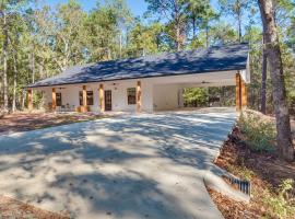 Home with Pool Access Fishing at Lake Sam Rayburn!，位于Brookeland的酒店