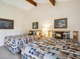 Cedarbrook Two Queen Bed Standard Hotel Room with outdoor heated pool 104，位于基灵顿的酒店