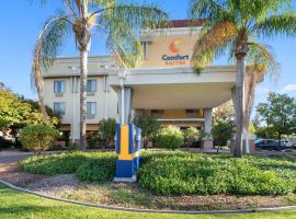 Comfort Suites Vacaville-Napa Valley Area，位于瓦卡维尔的酒店