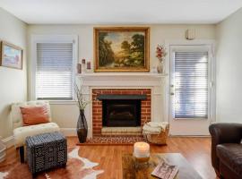 Center St Retreat - 1 Block from Downtown!，位于埃佩克斯的酒店