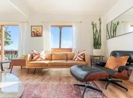 Mojave Lofi - Bright and Airy home 25 min from Joshua Tree National Park - Hot Tub, Cal-King Beds, Game Room