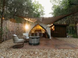 Cozy Unique Glamping on 53 acres - Bedrock Site，位于布兰森的酒店