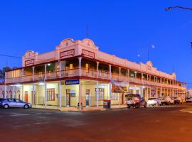 Hotel Corones，位于查尔维尔的酒店