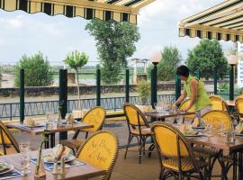 Logis Hotels - Au Poisson d'Argent - Hôtel 3 étoiles et restaurant，位于Le Mesnil-en-Vallée的酒店