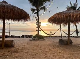 Golden Dragon beach resort โกลเด้น ดราก้อน บีช รีสอร์ท，位于Ban Rong Po的酒店