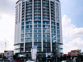 Apec Mandala hotel & suites Hải dương，位于海阳的带停车场的酒店
