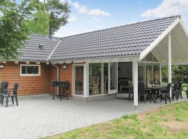 Awesome Home In Kpingsvik With 6 Bedrooms, Sauna And Wifi，位于雪平斯维克的豪华酒店