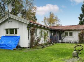 Gorgeous Home In Huddinge With Wi-fi，位于胡丁厄的度假屋