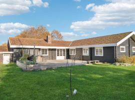 Beautiful Home In Samsø With Wifi，位于Sælvig的带按摩浴缸的酒店