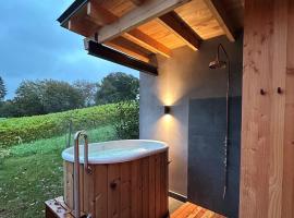 Cabanes avec jacuzzi les pieds dans la vignes，位于Incourt的带热水浴缸的酒店