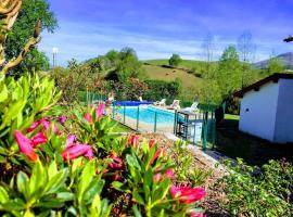 Cosy T2 proche Espelette - résidence avec piscine chauffée，位于Souraïde的酒店