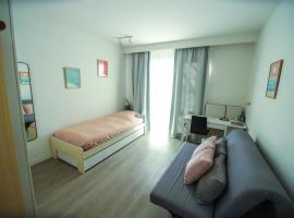 Privé kamer met chill room en gedeelde badkamer - rand Antwerpen - afrit E313 Wommelgem - vlakbij tramhalte lijn 9 en 24，位于安特卫普Ternesse G & CC附近的酒店