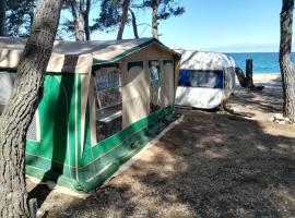 Room in Cabin - Caravan near the sea 1，位于乌格连的旅馆