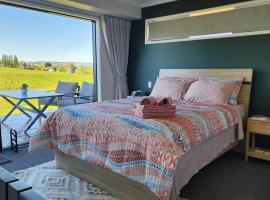 A stunning retreat in Rotorua!，位于罗托鲁瓦的酒店