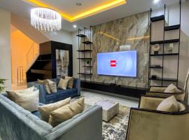 IVYs 4 Bedroom Luxury Entire Apartment Duplex with Wifi in Lekki，位于Ibeju的度假屋