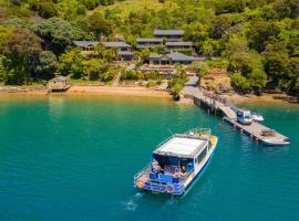 Lochmara Lodge - 20mins by boat from Picton，位于Lochmara Bay的山林小屋