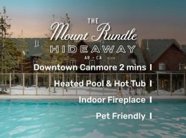 Mount Rundle Hideaway with Heated Pool & Hot Tub and allows Pets，位于坎莫尔的酒店