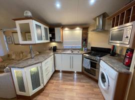 7 Rannoch Row, lovely holiday static caravan for dogs & their owners.，位于弗福尔的酒店