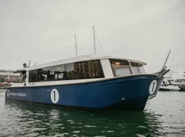 Waterfront Houseboat，位于开普敦的船屋