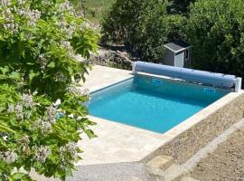 Gite Oustalet avec piscine & SPA，位于Générargues的酒店