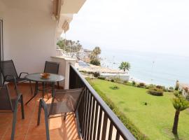 Apartamento en NERJA. Primera línea de playa，位于内尔哈的带停车场的酒店