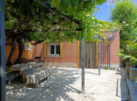 El patio de Rio Lozoya，位于洛索亚河畔布伊特拉戈的别墅