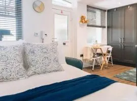 *Central Brighton Modern Studio*